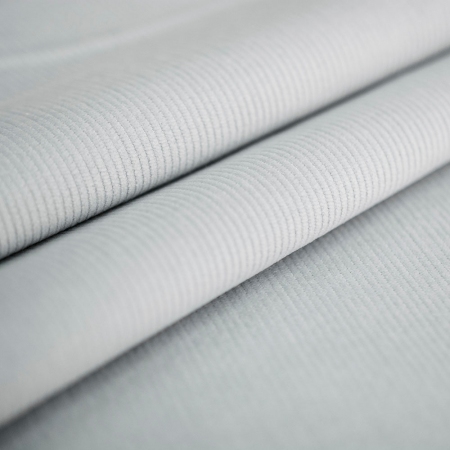 Prążkowana tkanina ubraniowa typu sztruks, o wszechstronnym zastosowaniu.