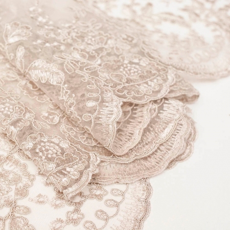 Koronka gipiurowa to główna ozdoba sukni balowych wieczorowych oraz ślubnych.