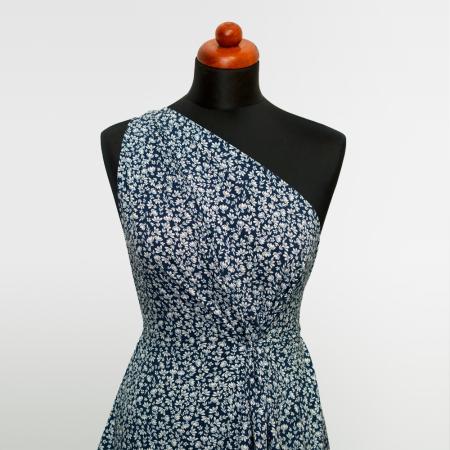 Tkanina z 100% wiskozy to lekki, miękki materiał, który pięknie układa się na sylwetce, tworząc naturalne fałdy i swobodny ruch.