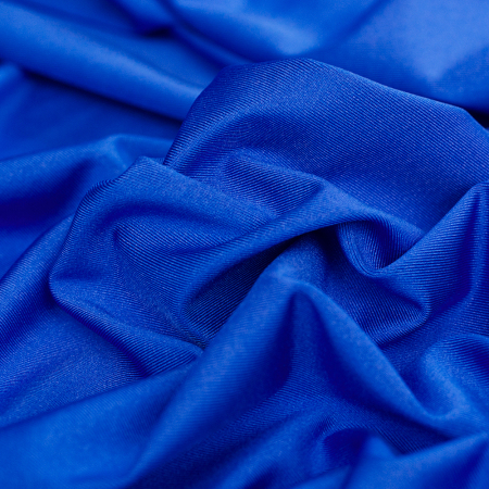 Dzianina typu Lycra to wysokiej jakości materiał o jednolitym kolorze, który zachwyca wyjątkową elastycznością – rozciąga się w obu kierunkach, zapewniając idealne dopasowanie i komfort noszenia.