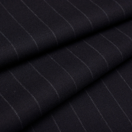 Wool Prada to wysokiej jakości materiał z dodatkiem wełny, wyróżniający się jednolitą, elegancką powierzchnią i starannie wykonanym splotem.