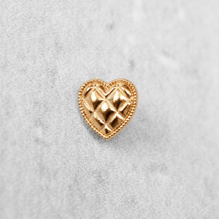 Pozłacany guzik metalowy na stopce w kształcie serca.