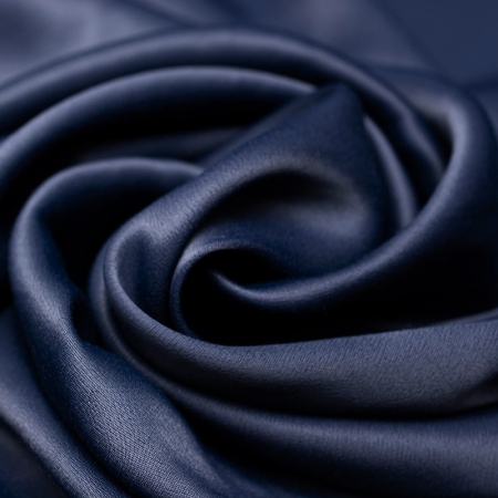 Wyjątkowa tkanina satynowa o jednolitym zabarwieniu, wykonana w 100% z włókien wiskozy.