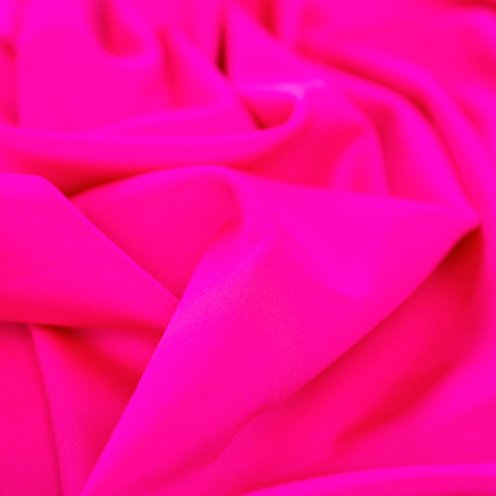 Dzianina typu Lycra to wysokiej jakości materiał o jednolitym kolorze, który zachwyca wyjątkową elastycznością – rozciąga się w obu kierunkach, zapewniając idealne dopasowanie i komfort noszenia.