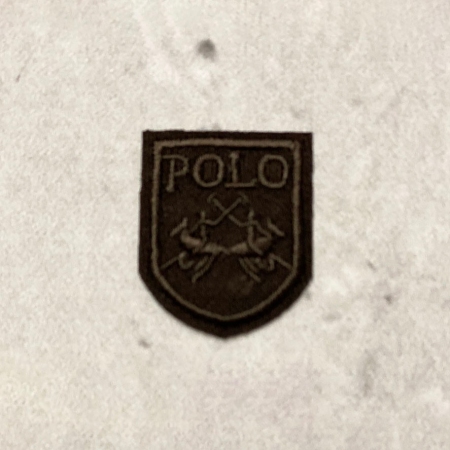 Aplikacja termoprzylepna o wymiarach: 2,5 cm x 3 cm.