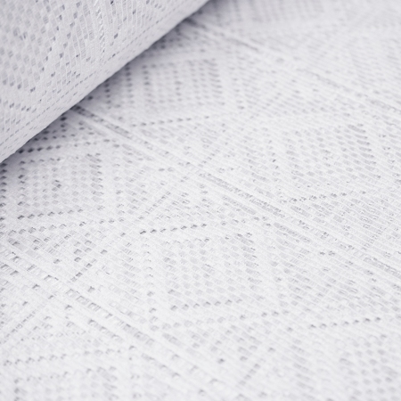 Tkanina obrusowa typu żakardowego w kolorze białym we wzór kwadratów o wymiarach 10 x 10 cm.