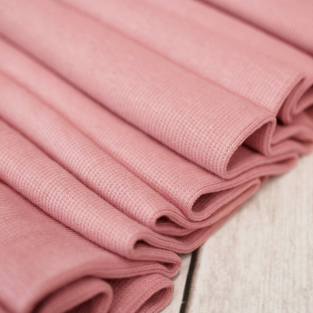 Prążkowana dzianina ściągaczowa, wykonana z naturalnych włókien bawełny.