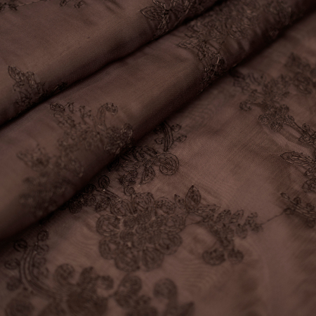 Piękna tkanina z delikatnym haftem zachwyca subtelną elegancją i wyjątkową miękkością.