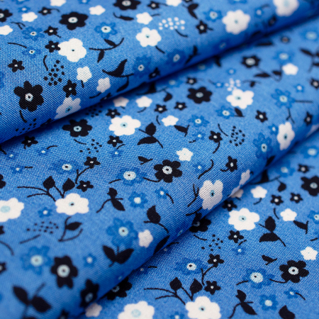 Tkanina z 100% wiskozy to lekki, miękki materiał, który pięknie układa się na sylwetce, tworząc naturalne fałdy i swobodny ruch.