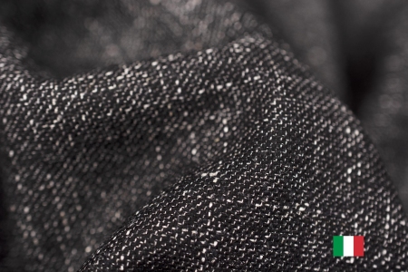 Wysokiej jakości użytkowania, włoska tkanina garniturowa o zabarwieniu czarnym.