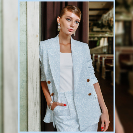 Tkanina żakardowa o jednolitym kolorze to elegancki materiał wyróżniający się charakterystycznym, strukturalnym wzorem powstającym bezpośrednio w procesie tkania.