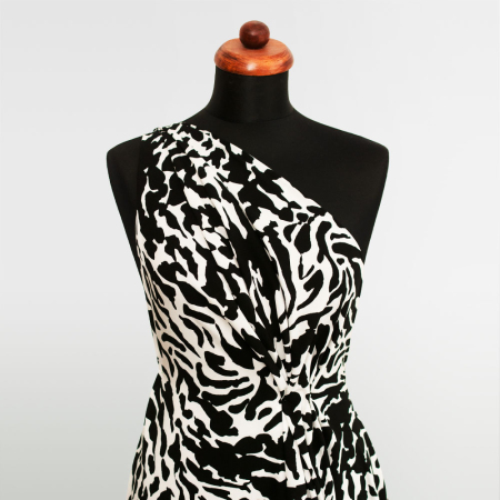 Wiskoza bambusowa to materiał z włókien bambusa, znany z wyjątkowej miękkości i delikatności, przypominającej jedwab.