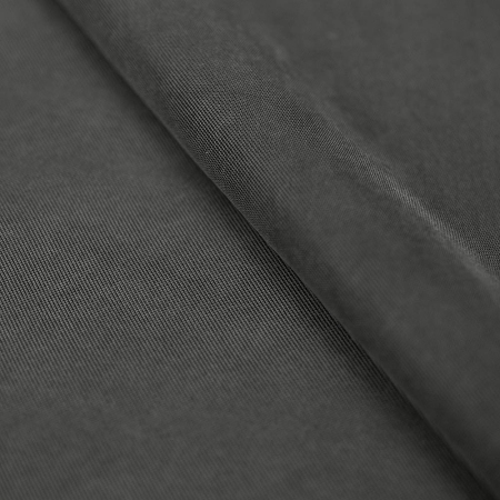 Tkanina Cupro zachwyca subtelną elegancją i wyjątkowym komfortem noszenia.