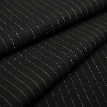 Tkanina Montana to efektowny materiał o dekoracyjnym wzorze pasków utkanych z delikatnie połyskującej srebrnej nici, który dodaje projektom elegancji i nowoczesnego charakteru.