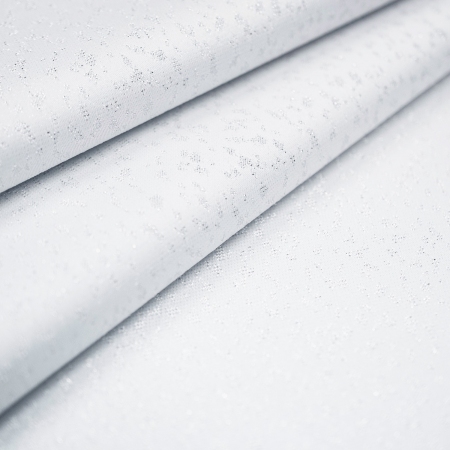 Tkanina obrusowa biała w typie żakardowym, wykonana z włókien poliestrowych, z dodatkiem metalicznej nici.