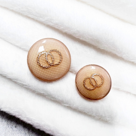 Guzik plastikowy w kształcie koła o średnicy 1,8 cm.