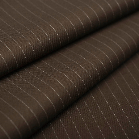 Tkanina Montana to efektowny materiał o dekoracyjnym wzorze pasków utkanych z delikatnie połyskującej srebrnej nici, który dodaje projektom elegancji i nowoczesnego charakteru.