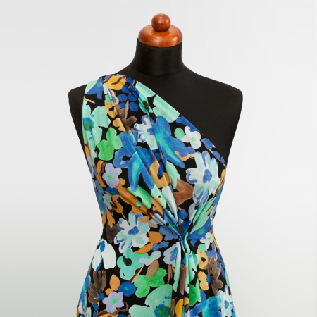 Tkanina z 100% wiskozy to lekki, miękki materiał, który pięknie układa się na sylwetce, tworząc naturalne fałdy i swobodny ruch.