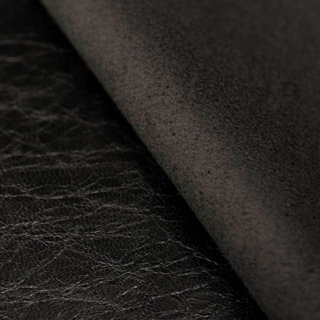 Tkanina ekoskóra w stylu vintage charakteryzuje się wyrazistą, nieregularną fakturą, która nadaje jej autentyczny wygląd inspirowany naturalną skórą.