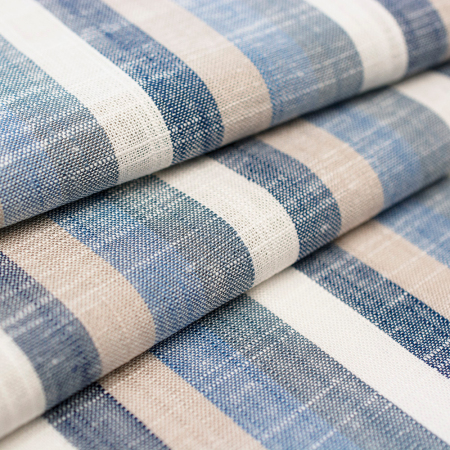 Tkanina z mieszanki lnu i wiskozy to materiał o miękkim chwycie i wyraźnie naturalnej, delikatnie lnianej fakturze.