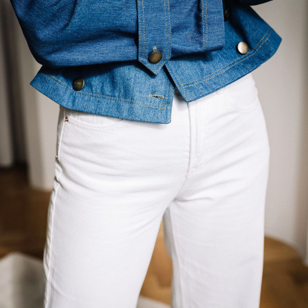 Jeans Paris w jednolitym, białym kolorze.