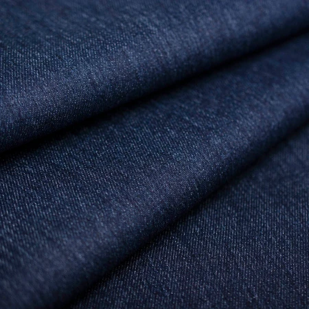 Jeans Stretch to tkanina wykonana z naturalnych włókien bawełny z dodatkiem elastanu, dzięki czemu jest rozciągliwa i doskonale dopasowuje się do sylwetki, zapewniając wygodę noszenia.