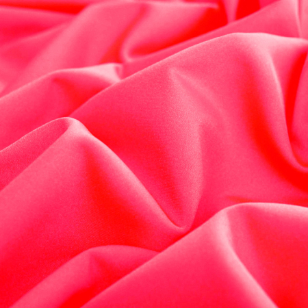 Dzianina typu Lycra to wysokiej jakości materiał o jednolitym kolorze, który zachwyca wyjątkową elastycznością – rozciąga się w obu kierunkach, zapewniając idealne dopasowanie i komfort noszenia.