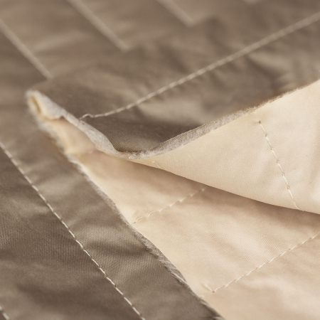 Dwustronna tkanina pikowana DOUBLE, wykończona z obu stron tkaniną ortalionową.