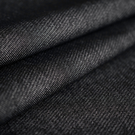 Bawełniana tkanina jeansowa o charakterystycznej diagonalnej fakturze, w kolorze czarnego denimu.
