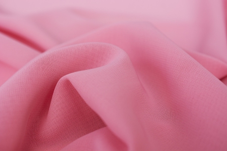 Delikatna tkanina szyfonowa, idealna na lekkie i zwiewne tuniki, bluzki lub wielowarstwowe sukienki.