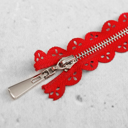 Zamek metalowy&nbsp;z eleganckimi, srebrnymi ząbkami.