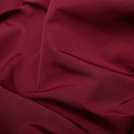 Tkanina Trench to lekki materiał bawełniany o niskiej gramaturze i zwartym, trwałym splocie.