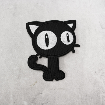 Aplikacja termoprzylepa przedstawiająca postać czarnego kota z dużymi oczami.