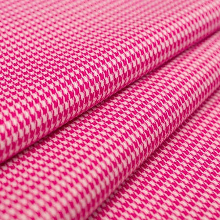 Wiskozowa tkanina wykonana z wysokiej jakości włókien naturalnego pochodzenia oraz syntetycznych.