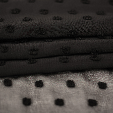 Szyfon haftowany z wzorem w kropki to lekka, transparentna tkanina o wyjątkowej delikatności i elegancji.