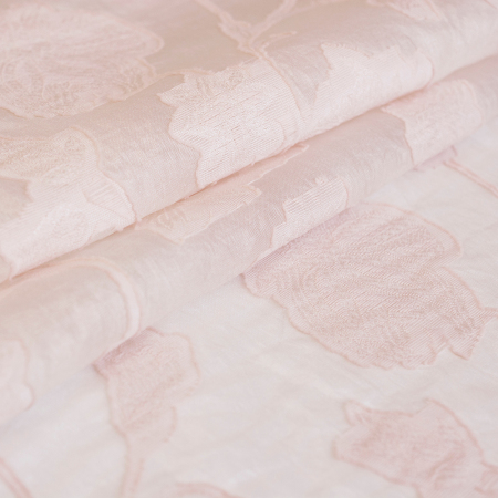Tkanina z haftem kwiatowym wyróżnia się miękkością, lekkością i przyjemnym chwytem.