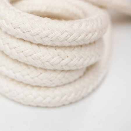 Bawełniany sznur w naturalnym odcieniu, o szerokości 1,7 cm.