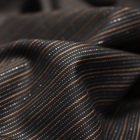 Elegancka tkanina w modnym wzorze w paski, z dodatkiem metalicznej nici.