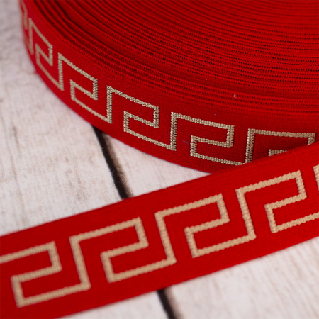 Ozdobna gumowa taśma w kolorze czerwonym, ozdobiona dodatkowo modnym wzorem w stylu greckim.