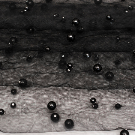 Tiul perełka, delikatna tkanina w formie siateczki.