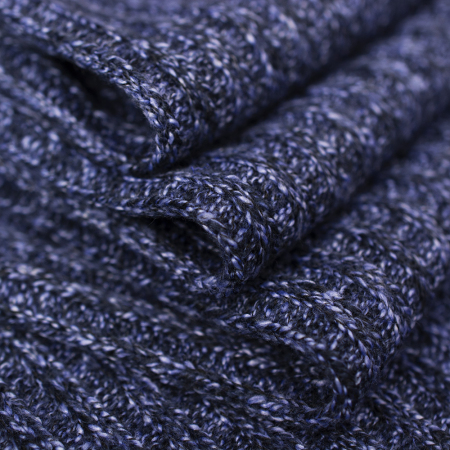 Dzianina swetrowa w charakterystycznym, melanżowym wzorze oraz strukturze prążka o szerokości 0,5 cm.