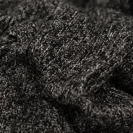 Dzianina swetrowa w charakterystycznym, melanżowym wzorze oraz strukturze prążka o szerokości 0,3 cm.