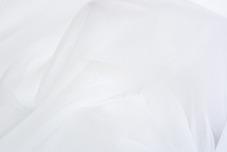 Tiul Crizia Extra, delikatna tkanina włoskiego producenta o jednolitym zabarwieniu i szerokości 2,80 mb.