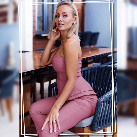 Wiskoza Orlean to elegancka tkanina o diagonalnej fakturze i delikatnym prążku, wyróżniająca się jednolitym zabarwieniem.