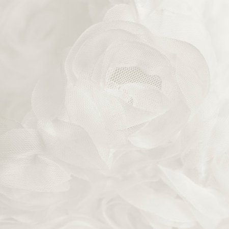 Haftowany tiul z dużym motywem niebieskich różyczek to subtelna i wyjątkowo lekka tkanina, która zachwyca swoją finezją.