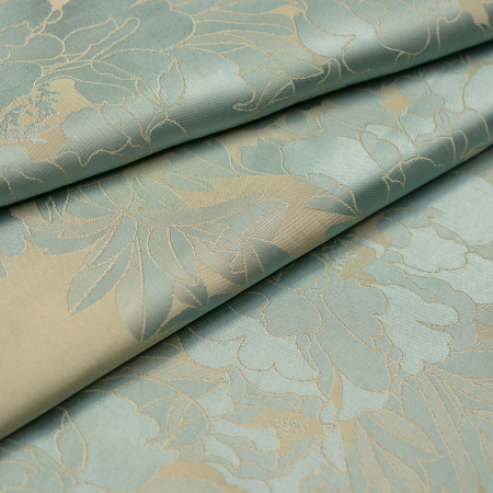 Tkanina żakardowa wykonana z wysokiej jakości satynowych włókien wiskozowych charakteryzuje się eleganckim wyglądem i przyjemną, miękką strukturą.