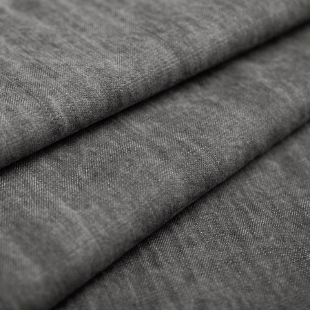 Tkanina jeansowa Euro Jeans, wykonana w 100% z włókien lyocellu, wyróżnia się wyjątkową miękkością, przyjemną fakturą i doskonałą oddychalnością, co przekłada się na wysoki komfort noszenia.
