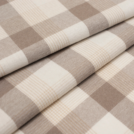 Miękka flanela wykonana z połączenia włókien bawełnianych i syntetycznych, w modnym wzorze kraty.