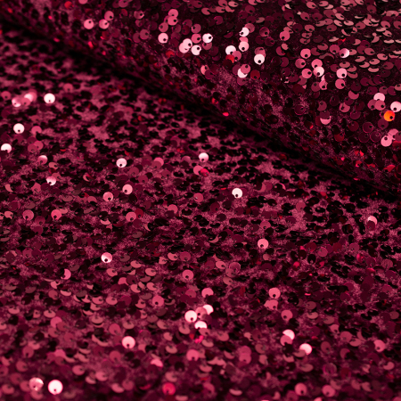 Efektowna dzianina welurowa ozdobiona nieregularnie rozmieszczonymi cekinami zachwyca oryginalnym wyglądem i wyjątkowym blaskiem.