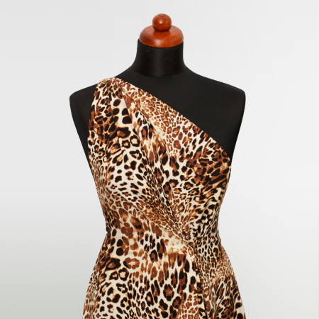 Tkanina z 100% wiskozy to lekki, miękki materiał, który pięknie układa się na sylwetce, tworząc naturalne fałdy i swobodny ruch.